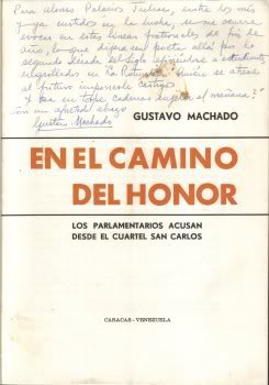 Firma autógrafa de Gustavo Machado en la primera página de su libro “En el camino del honor”