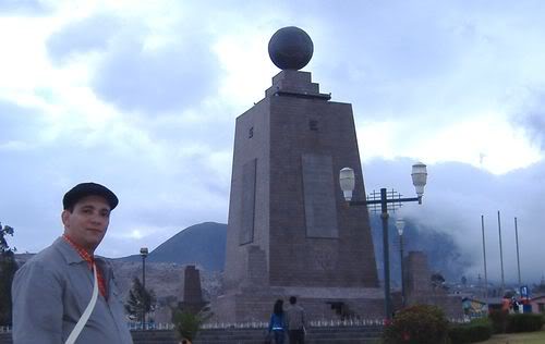 En el monumento de la Mitad del Mundo, en Ecuador