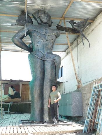 Escultura del artista ecuatoriano Nicolás Herrera alusiva al capítulo “del Saber” del libro “Hablemos...”, de Octavio Santana Suárez