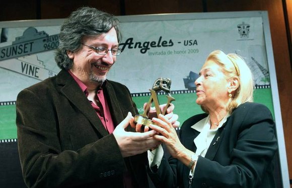 Sergio Olguín recibe el premio Tusquets Editores de Novela de manos de Beatriz de Moura
