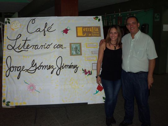 Con mi amiga la profesora Beatriz Peñaloza, quien moderó el café literario.