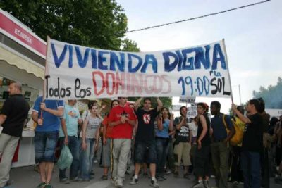 Jóvenes españoles manifiestan por una vivienda digna